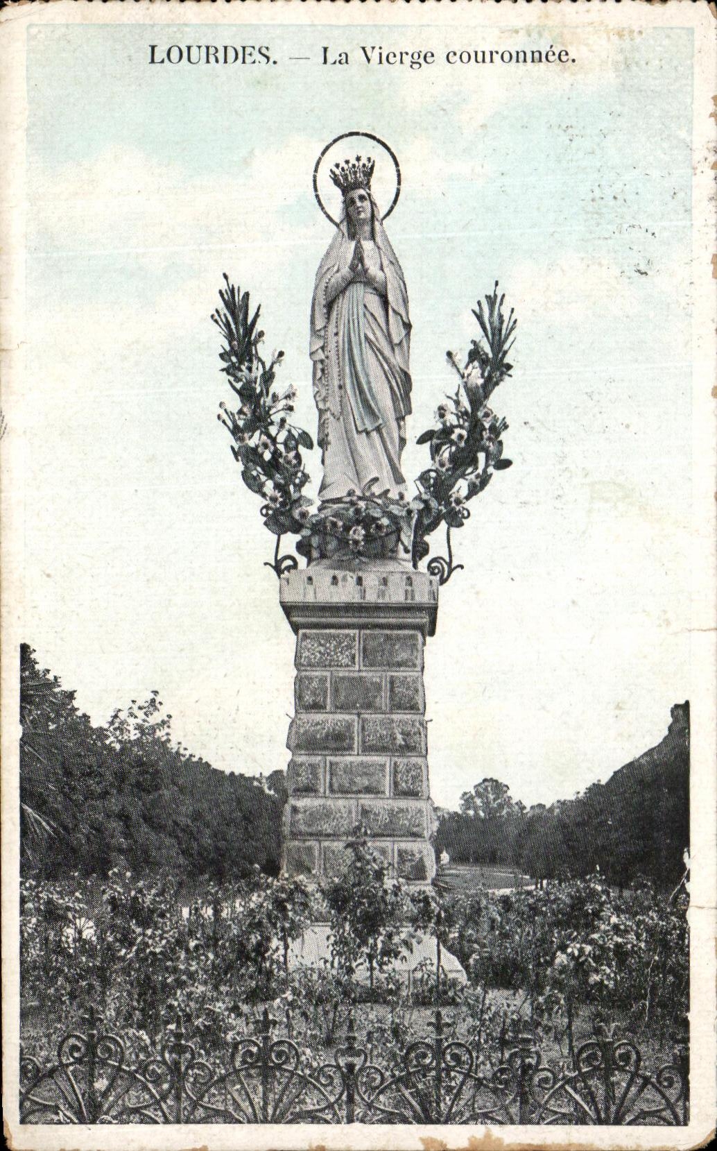 CPA Lourdes the Couronnee Virgin