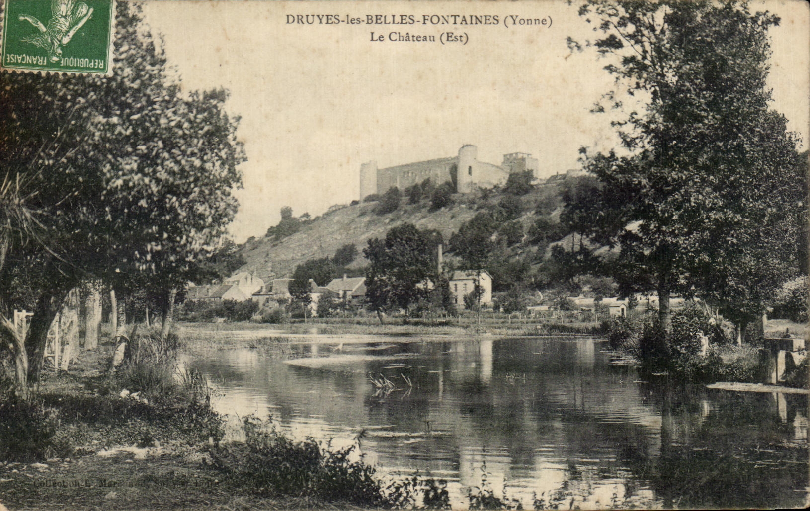 CPA Druyes Beautiful Fountains the Castle