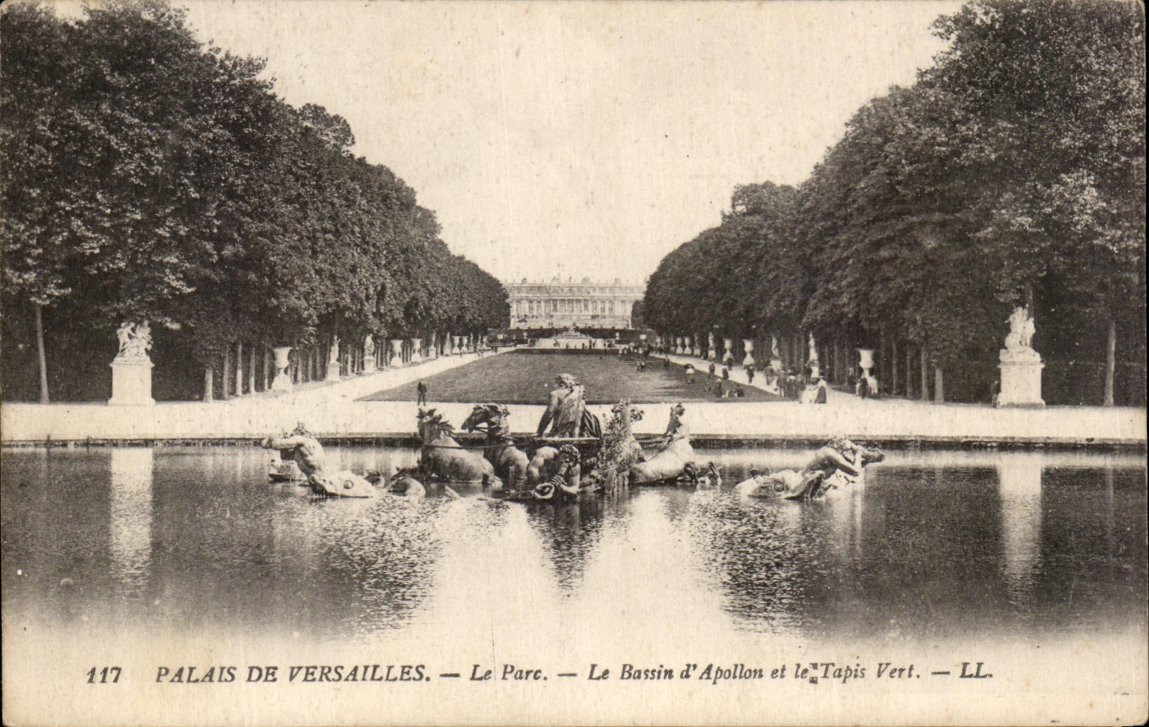 CPA Palais De Versailles Le Parc Le Bassin d'Apollon et le Tapis Vert