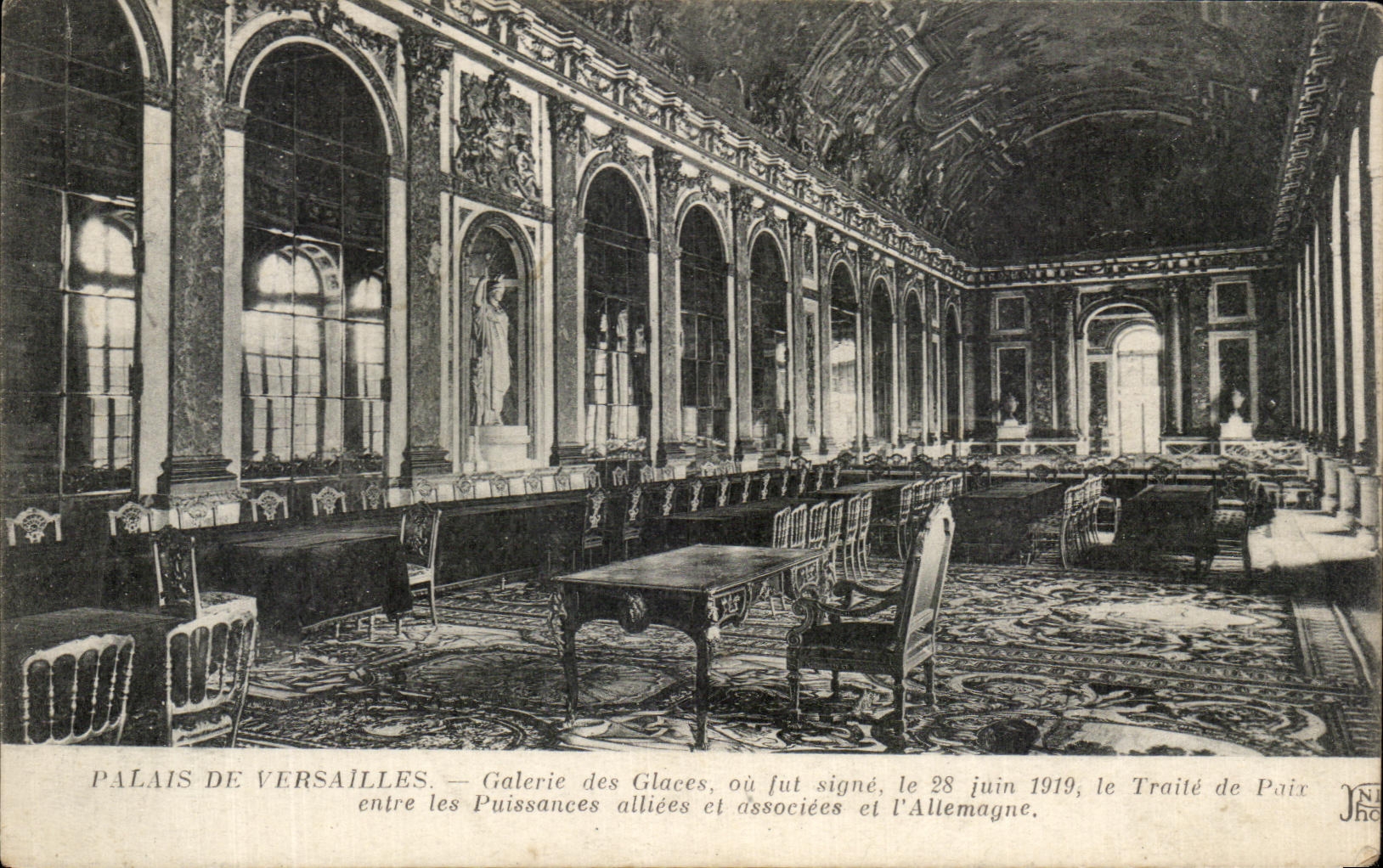 CPA Palais de Versailles Galerie des Glaces ou fut signe Traite de Paix entre les Puissances alliees 