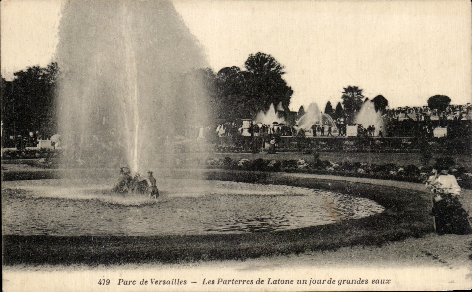 CPA Pare de Versailles Les Parterres de Latone un jour de grandes eaux