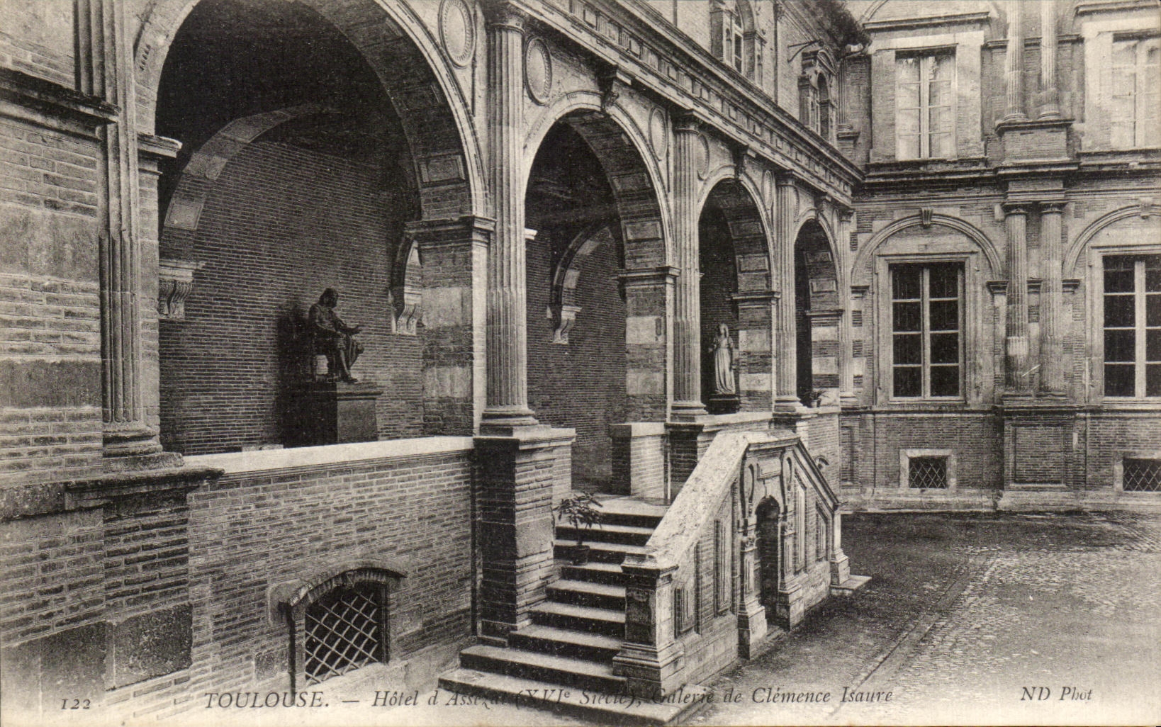 CPA Toulouse Hotel d'Assezat Galerie De Clemence Isaure