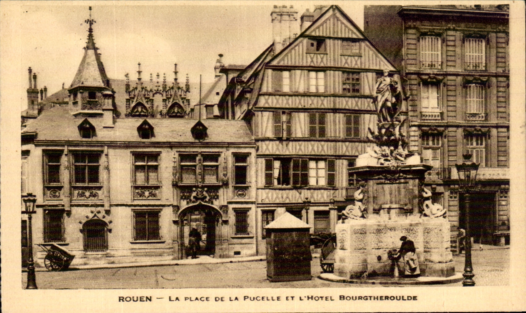 CPA Rouen the place of the Virgin and the Bourgtheroulde Hotel