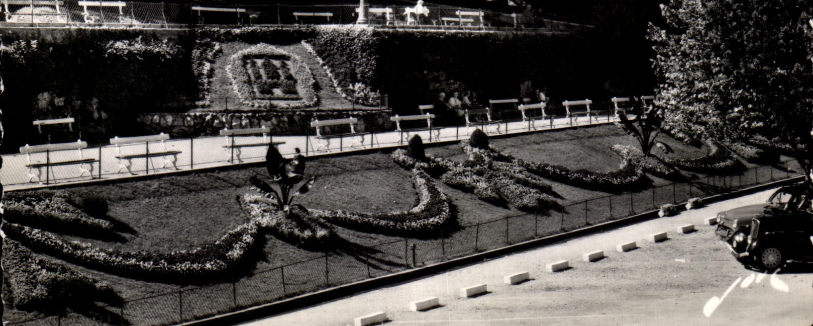 CPA Bagneres De Bigorre the esplanade of the Thermal baths