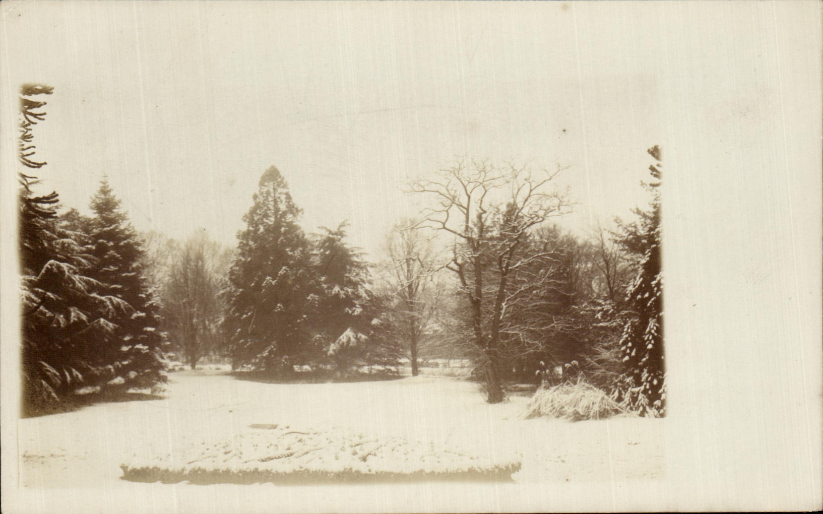 Taladro verdadero de la foto debajo de la nieve