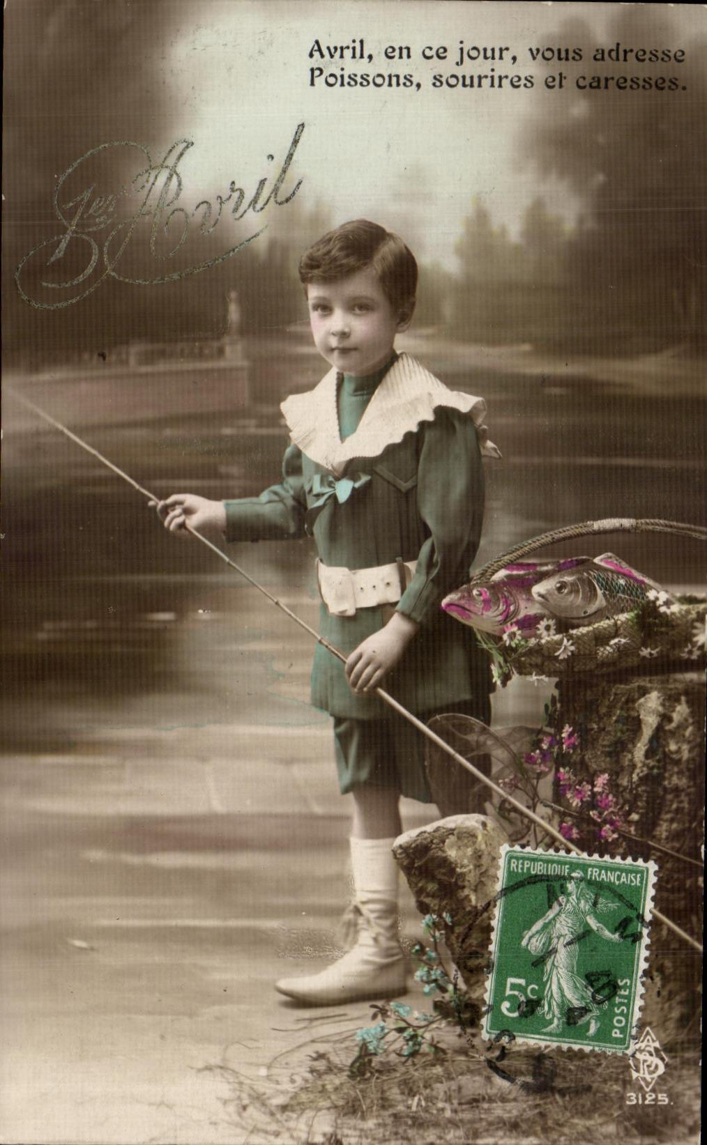El muchacho del nino de CPA Fantaisie pesca a Poisson