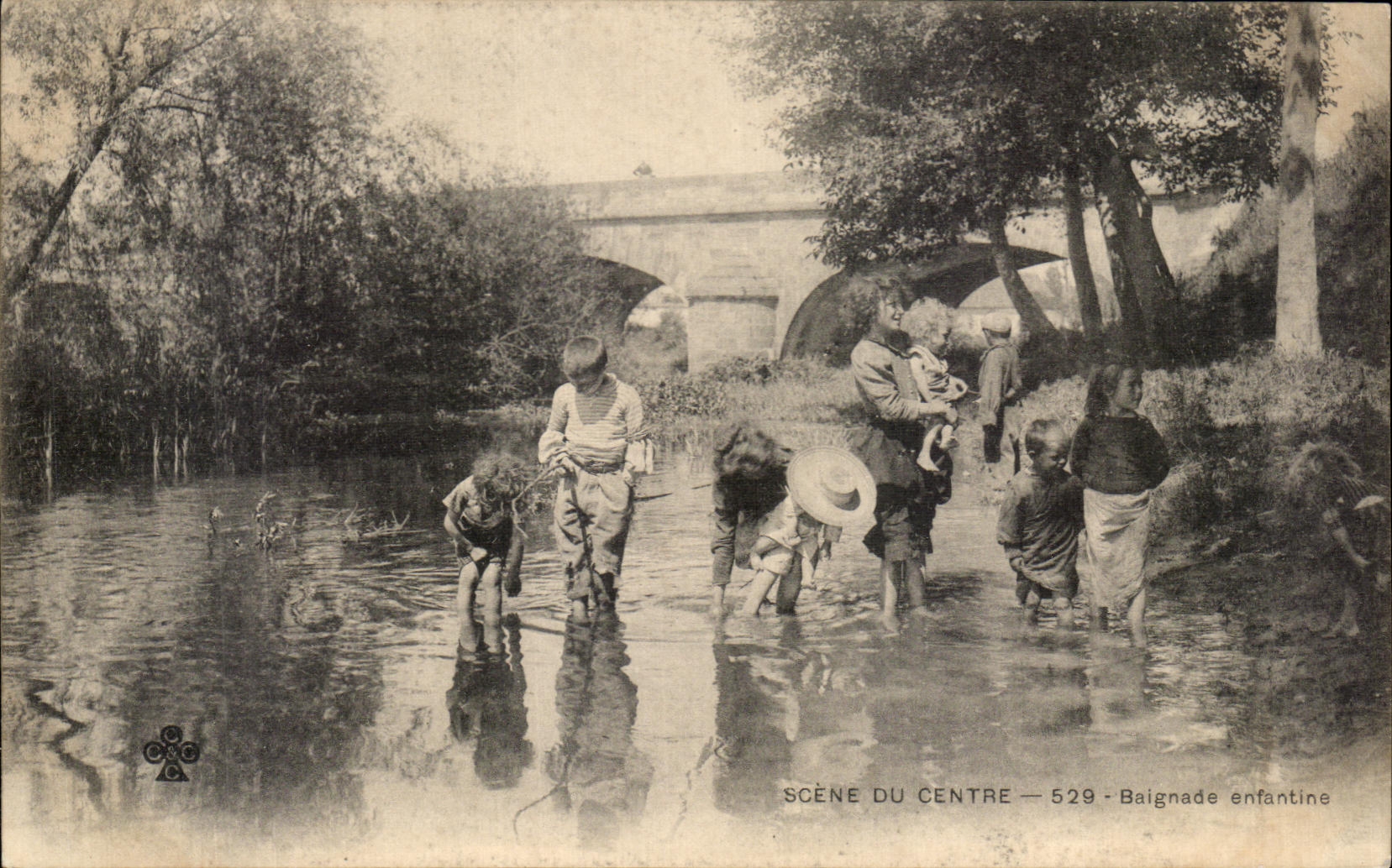 La escena de CPA del infantil de centro bana folklore de los ninos