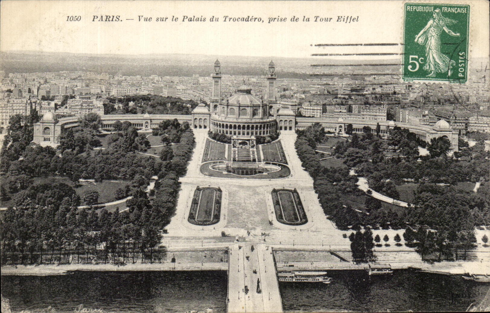 CPA Paris Seen on the Palate of Trocadero taken of the Eiffet Tower