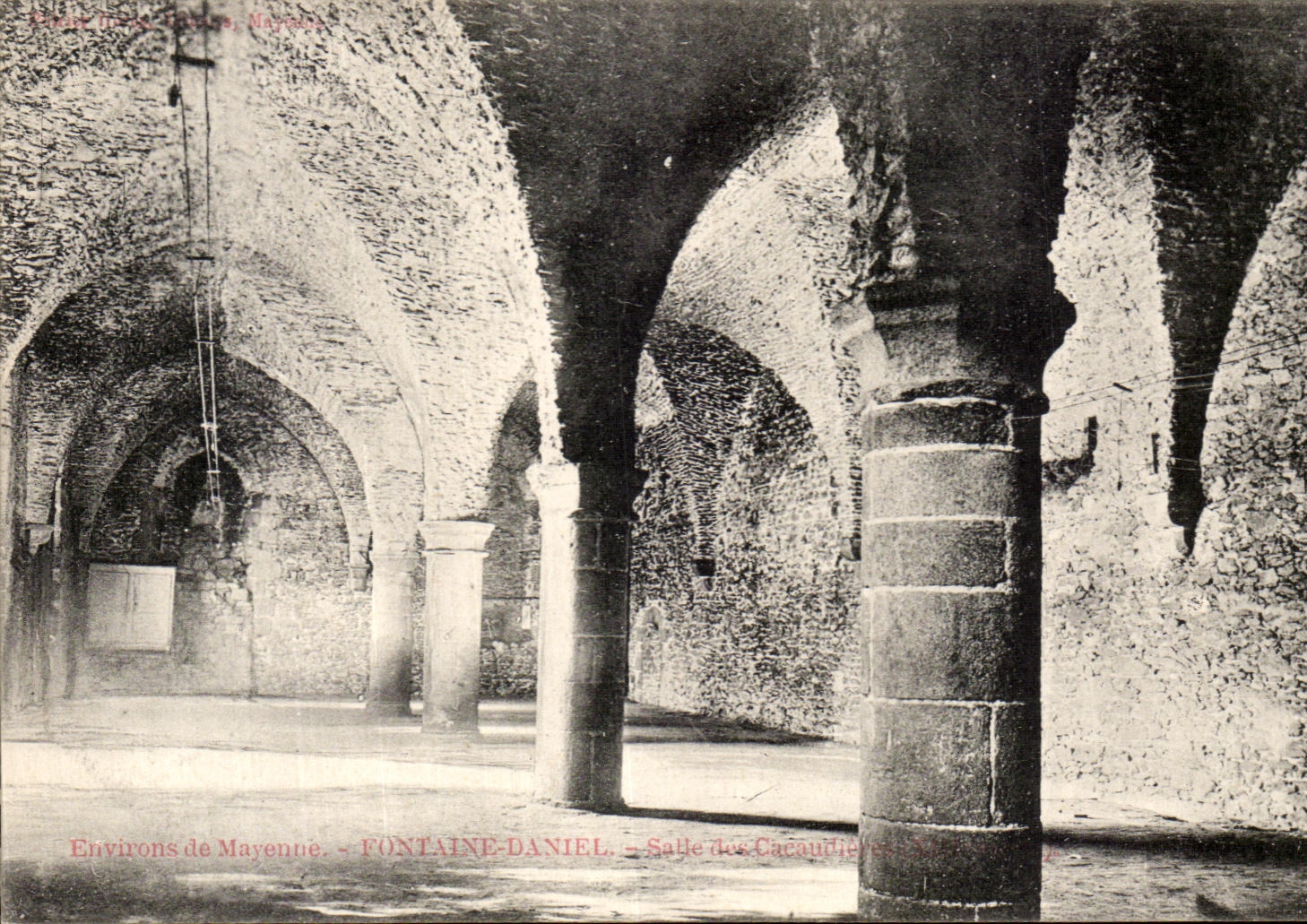 CPA Surroundings of mayenne Fountain Daniel