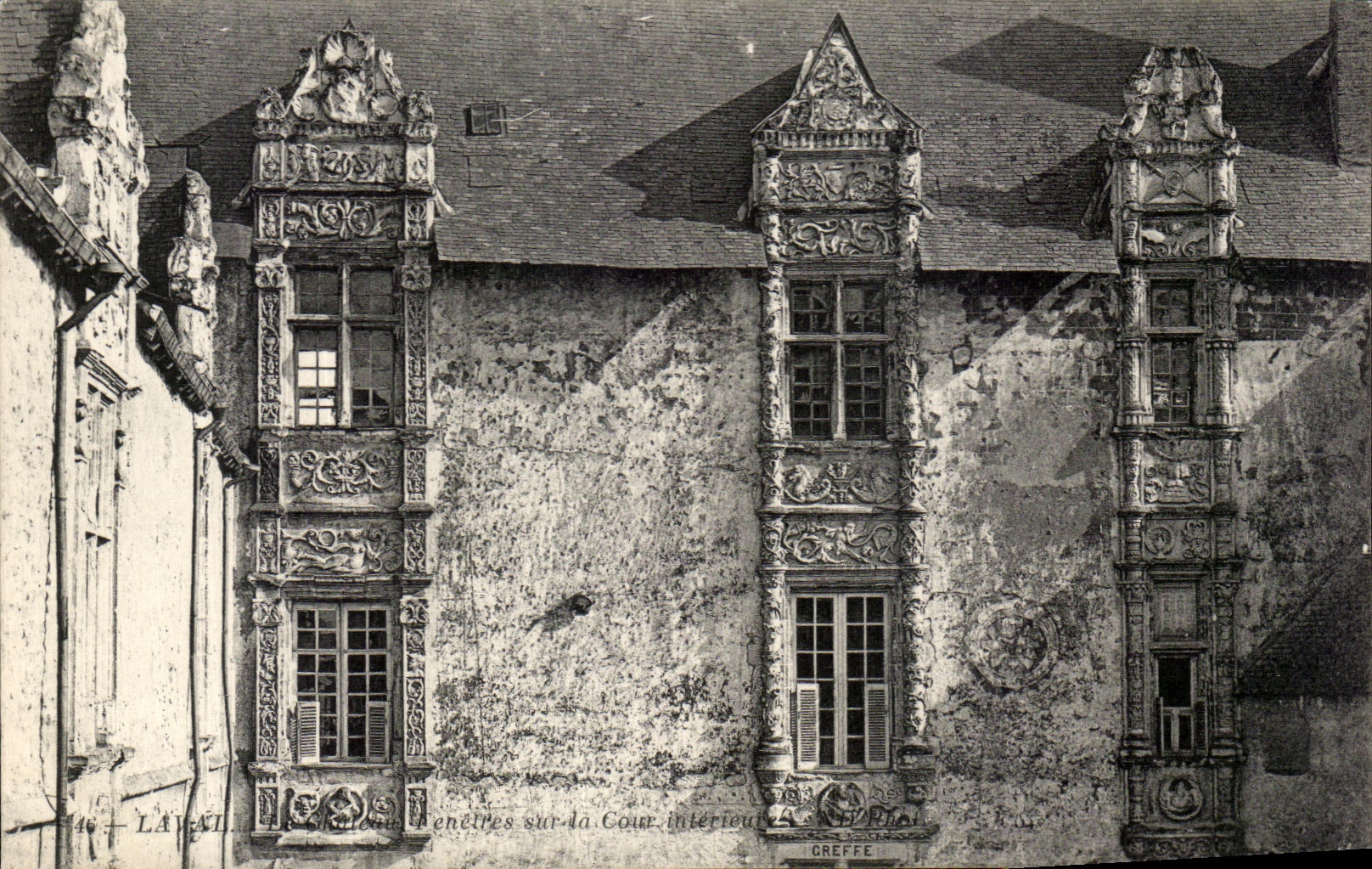 Ventanas del castillo de CPA Laval en la corte interior
