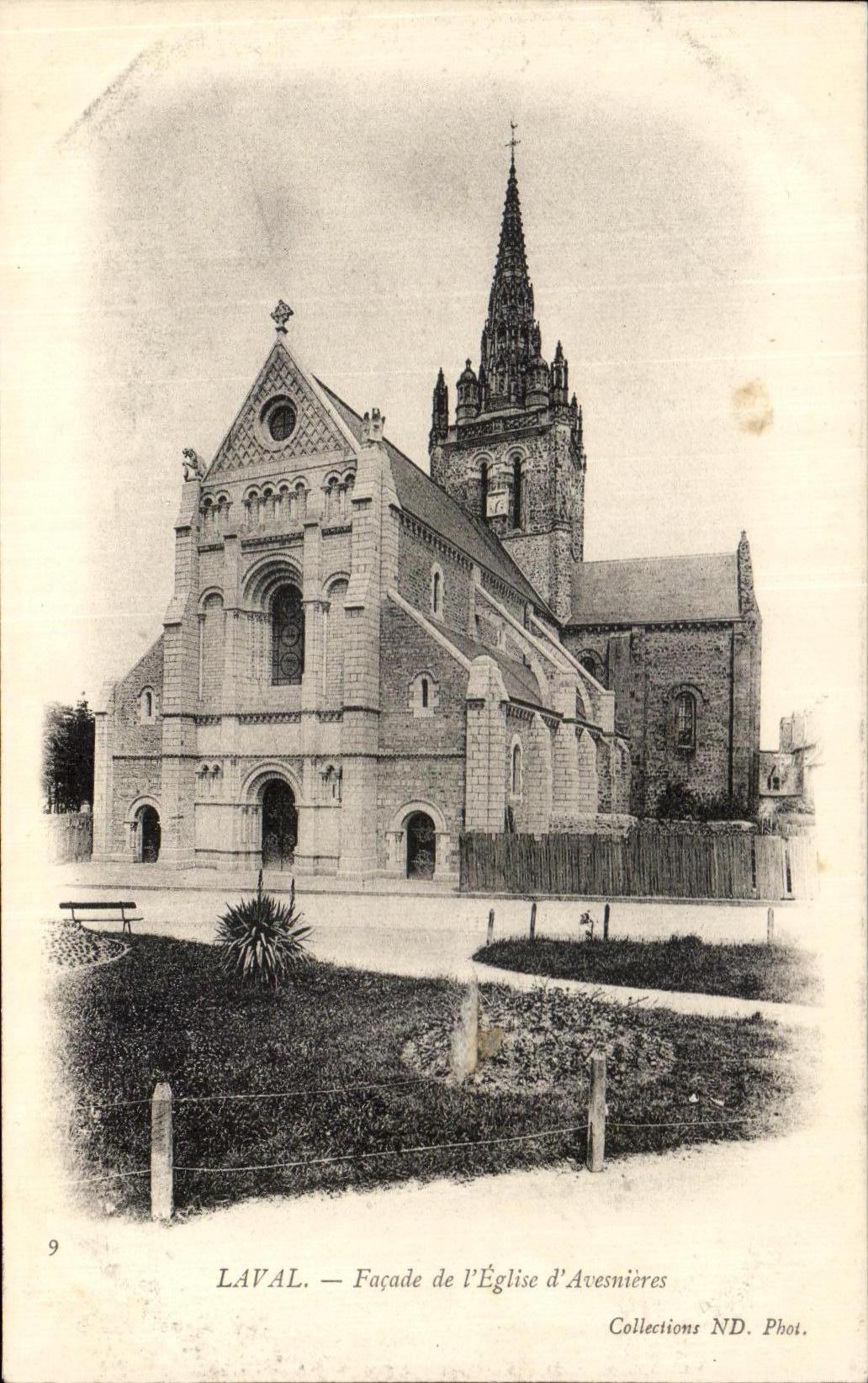 Ataque frontal de CPA Laval de la iglesia de Avesnieres