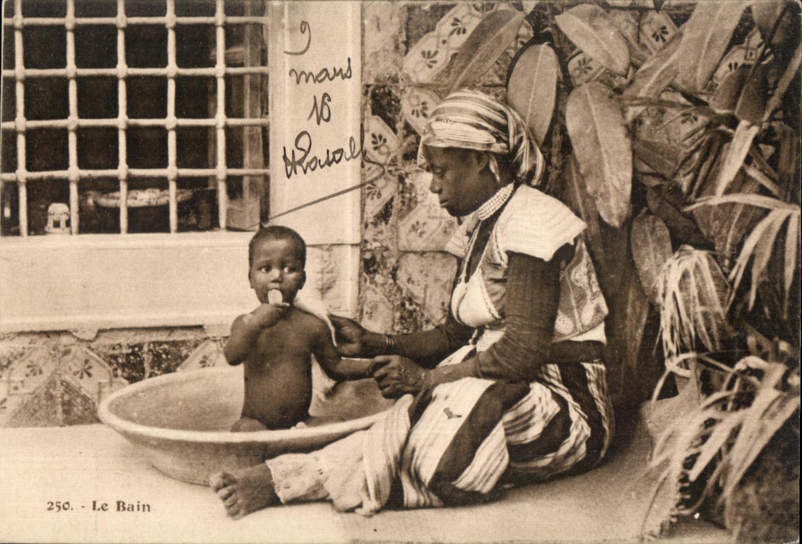CPA Le Bain Femme et enfant Afrique