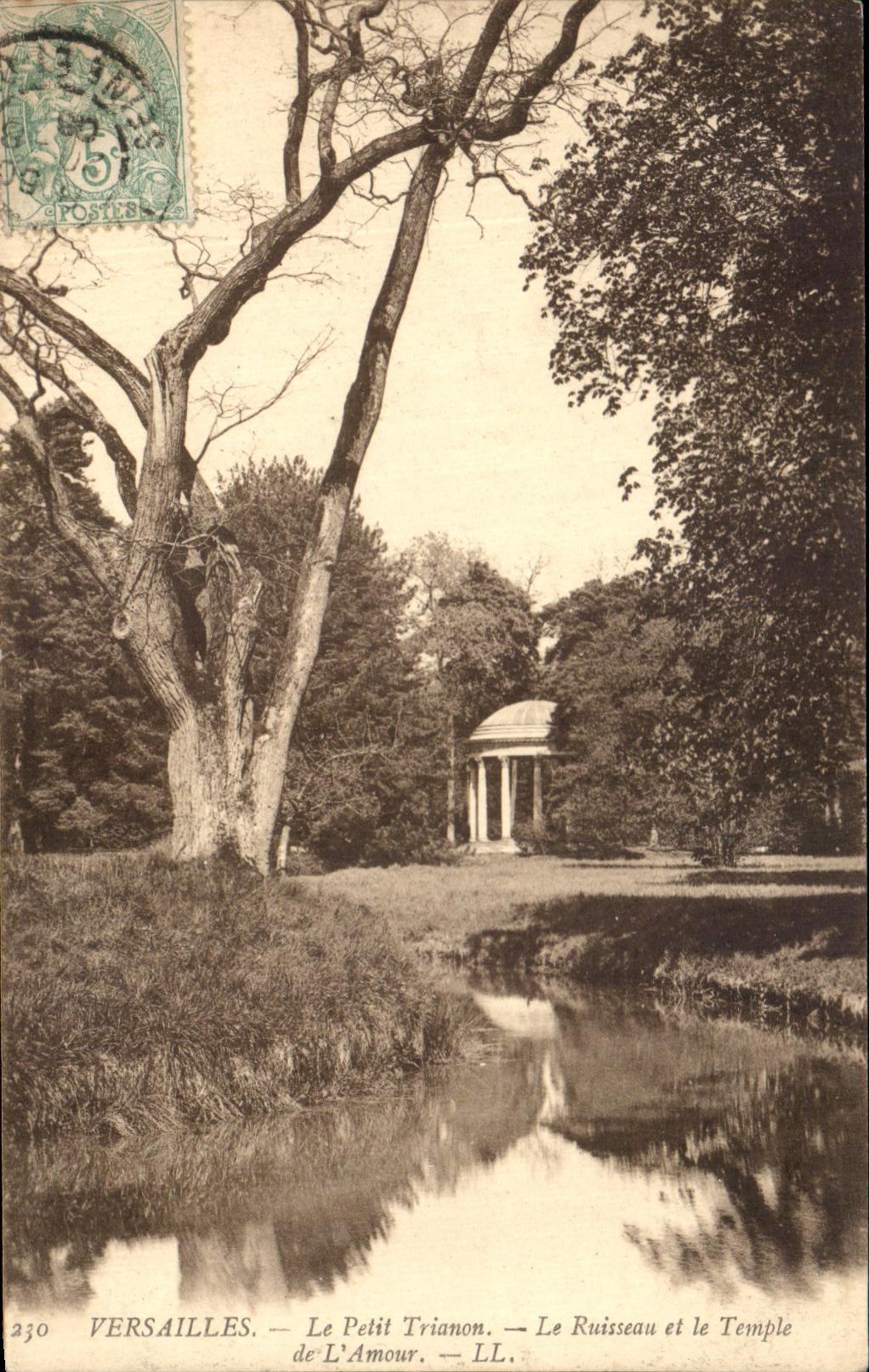 CPA Versailles Le petit Trianon Le Ruisseau et le Temple de l'Amour