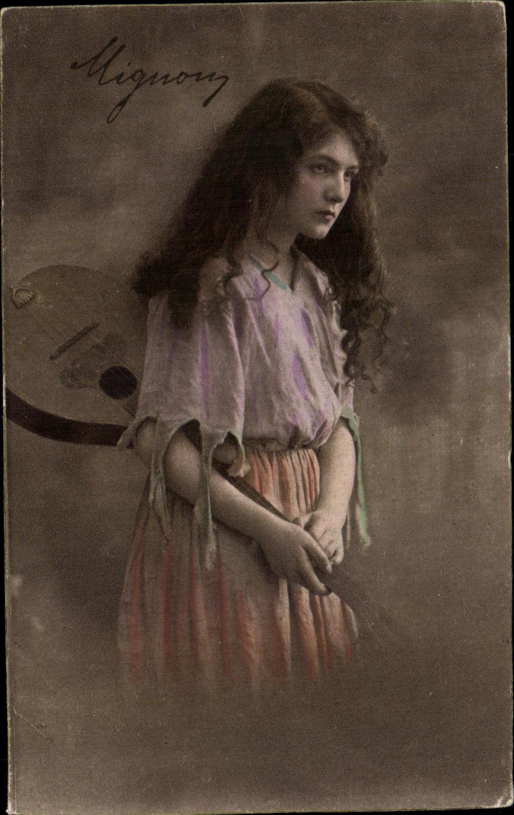 CPA Fantaisie Femme a la guitare