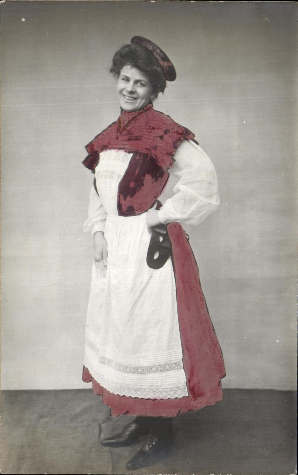 CPA Fantaisie Femme Folklore Costume Masque