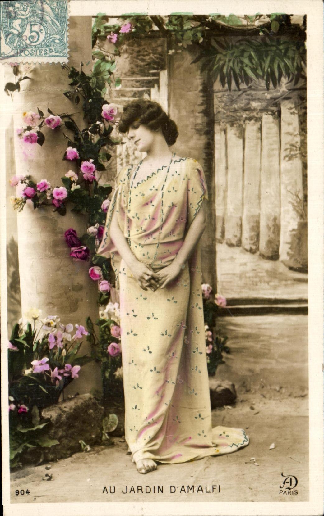 CPA Fantaisie Femme Au jardin d'Amalfi