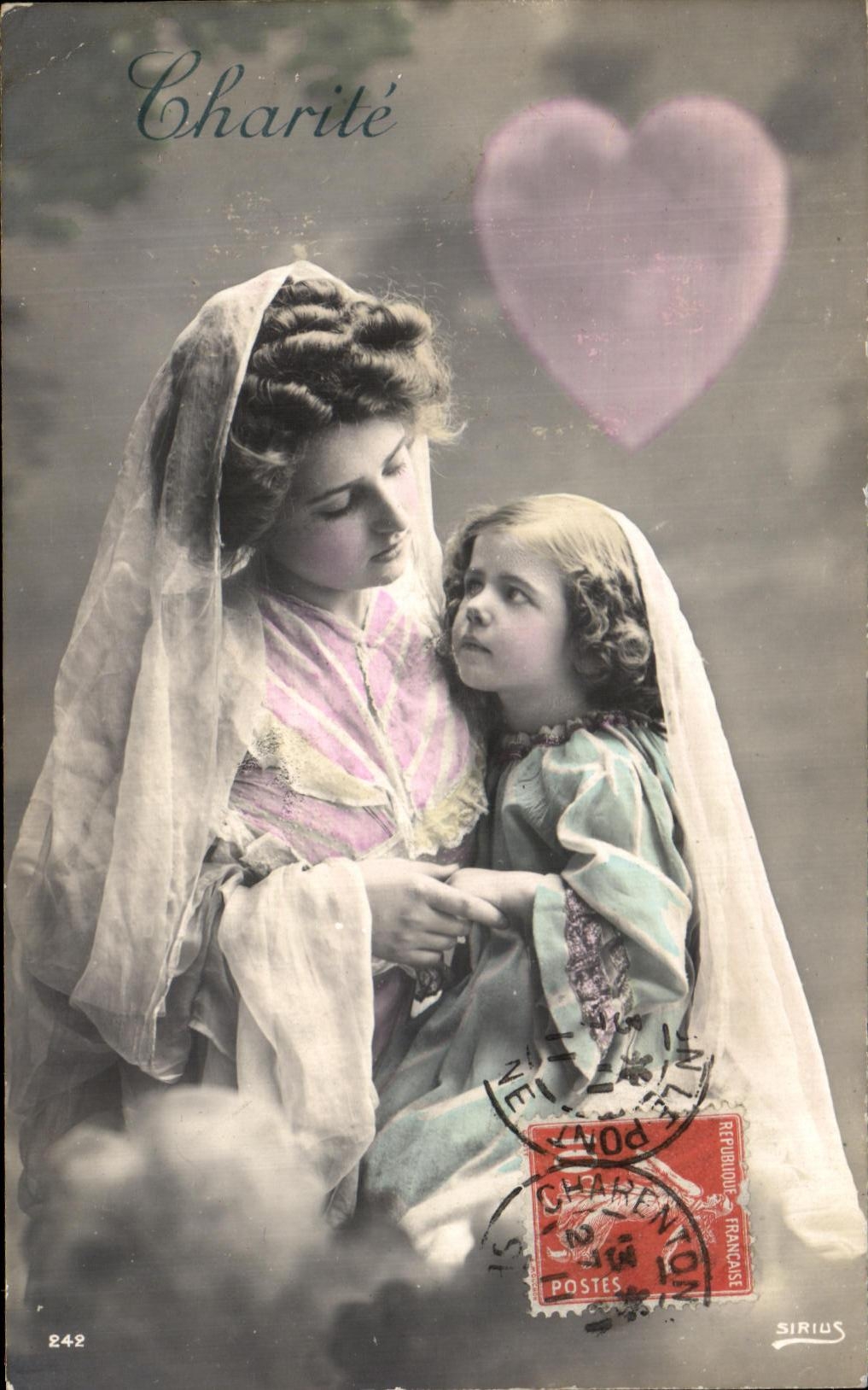 CPA Fantaisie Femme et enfant Charite Coeur