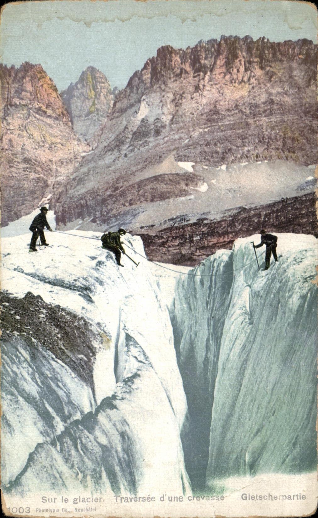 CPA Sur le glacier Traversee d'une crevasse Alpinisme