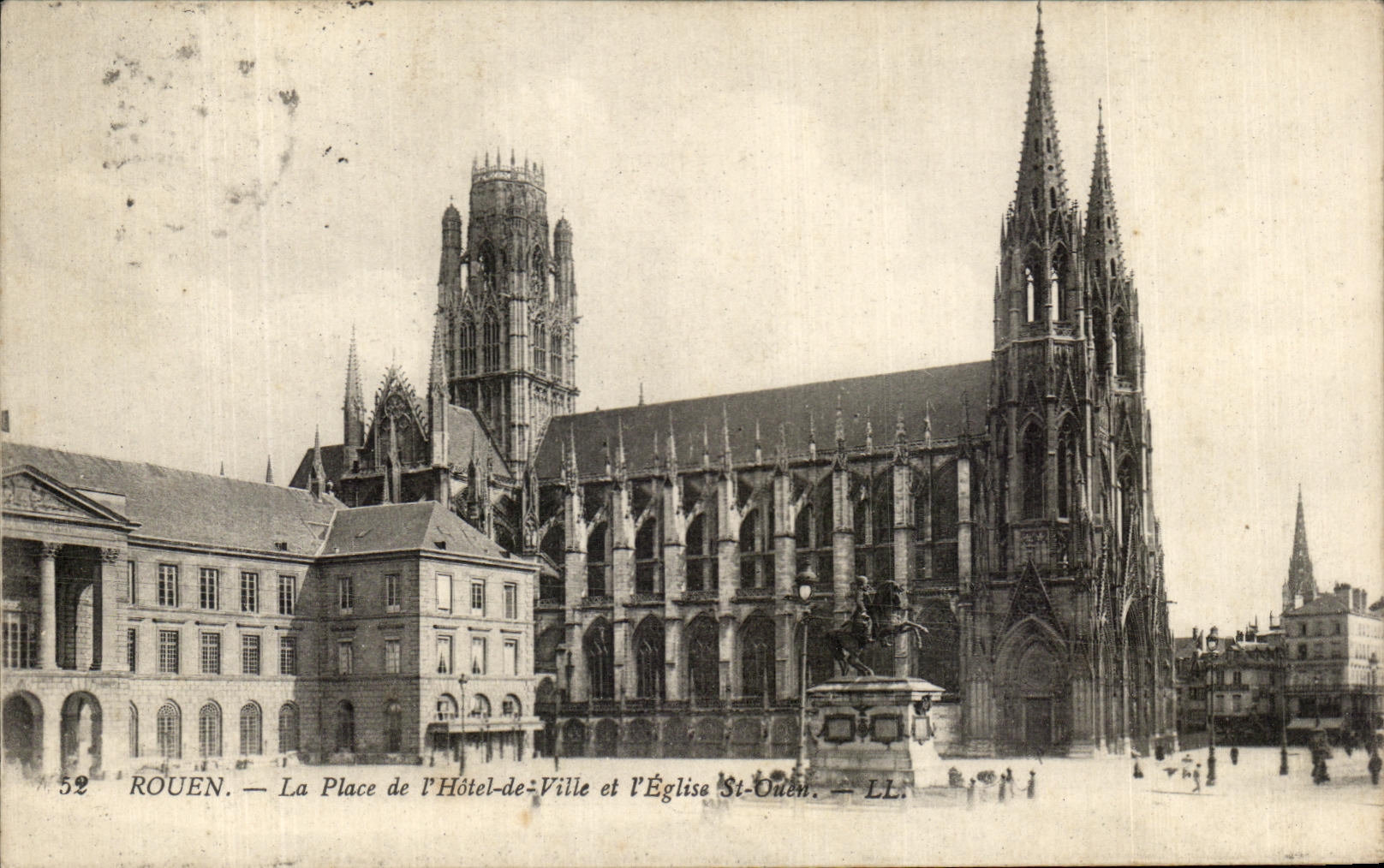 CPA Rouen the Place of the Town hall And the Church St Ouen