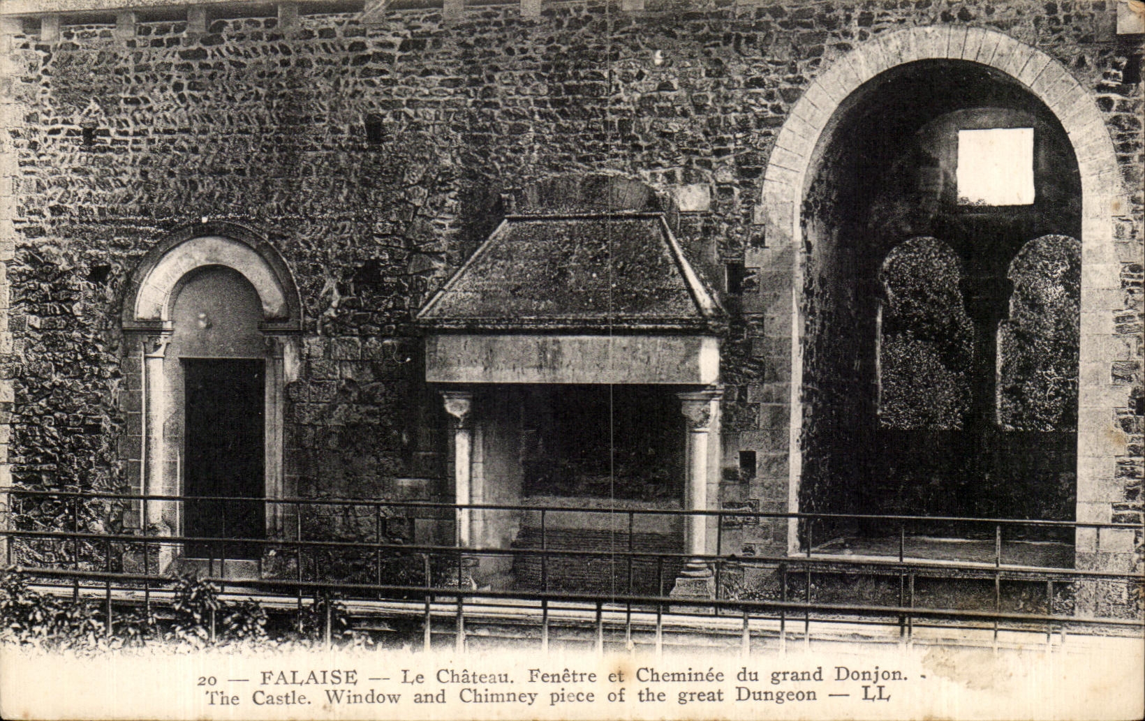 CPA Falaise el castillo Fenestrates y chimenea de la subsistencia grande el piecc de la ventana y de la chimenea del castillo del gran Dungeon