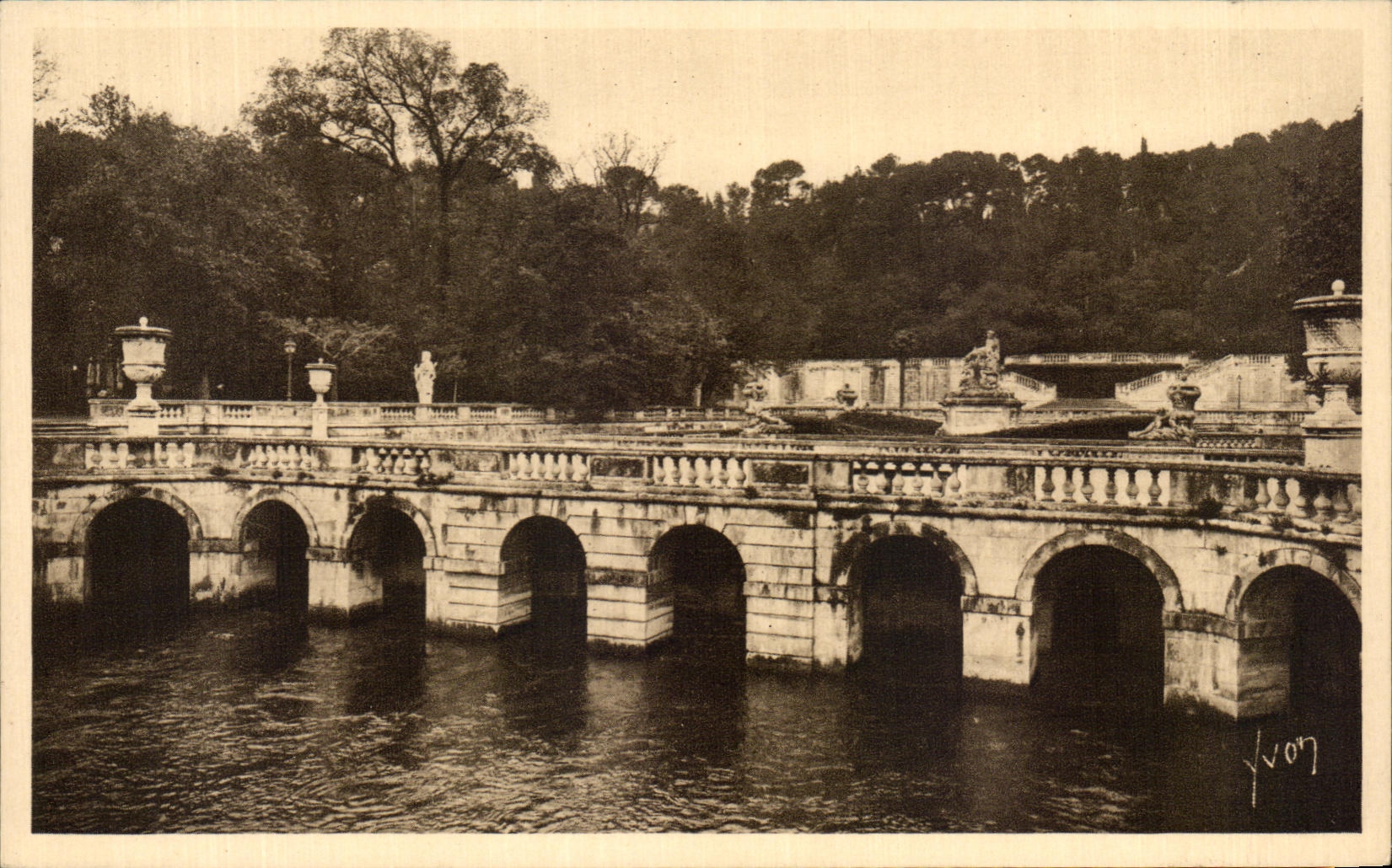 CPA Nimes Garden of the Fountain Les Bains Roman