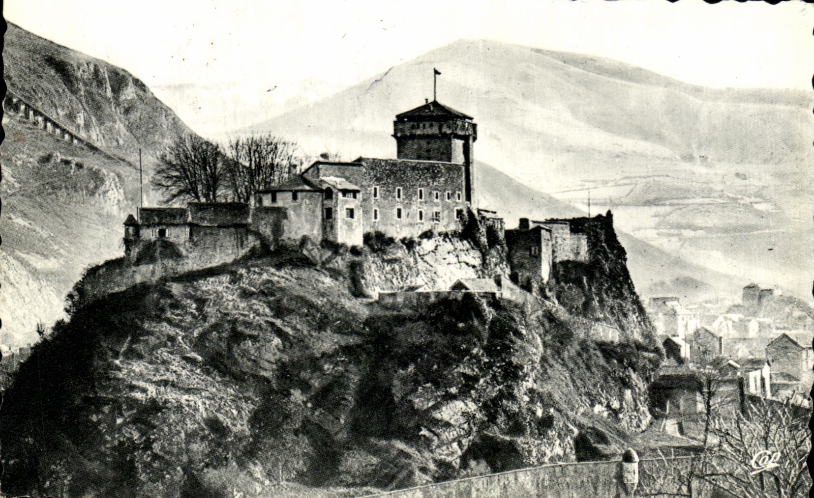 CPA Lourdes the strong Castle