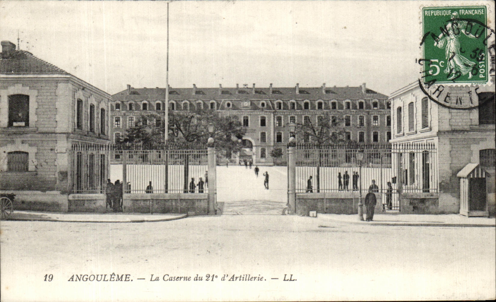 CPA Angouleme La Caserne du 21eme d'Artillerie Militaria