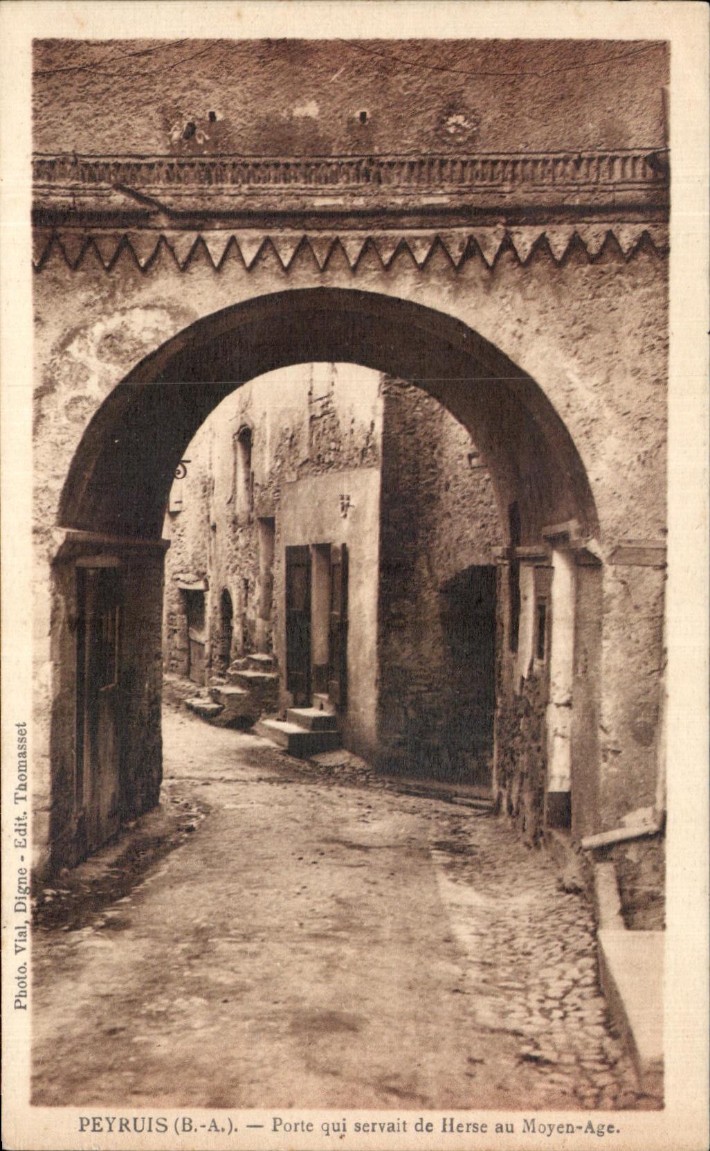 CPA Peyruis Porte which was used as Harrow with the Middle Ages