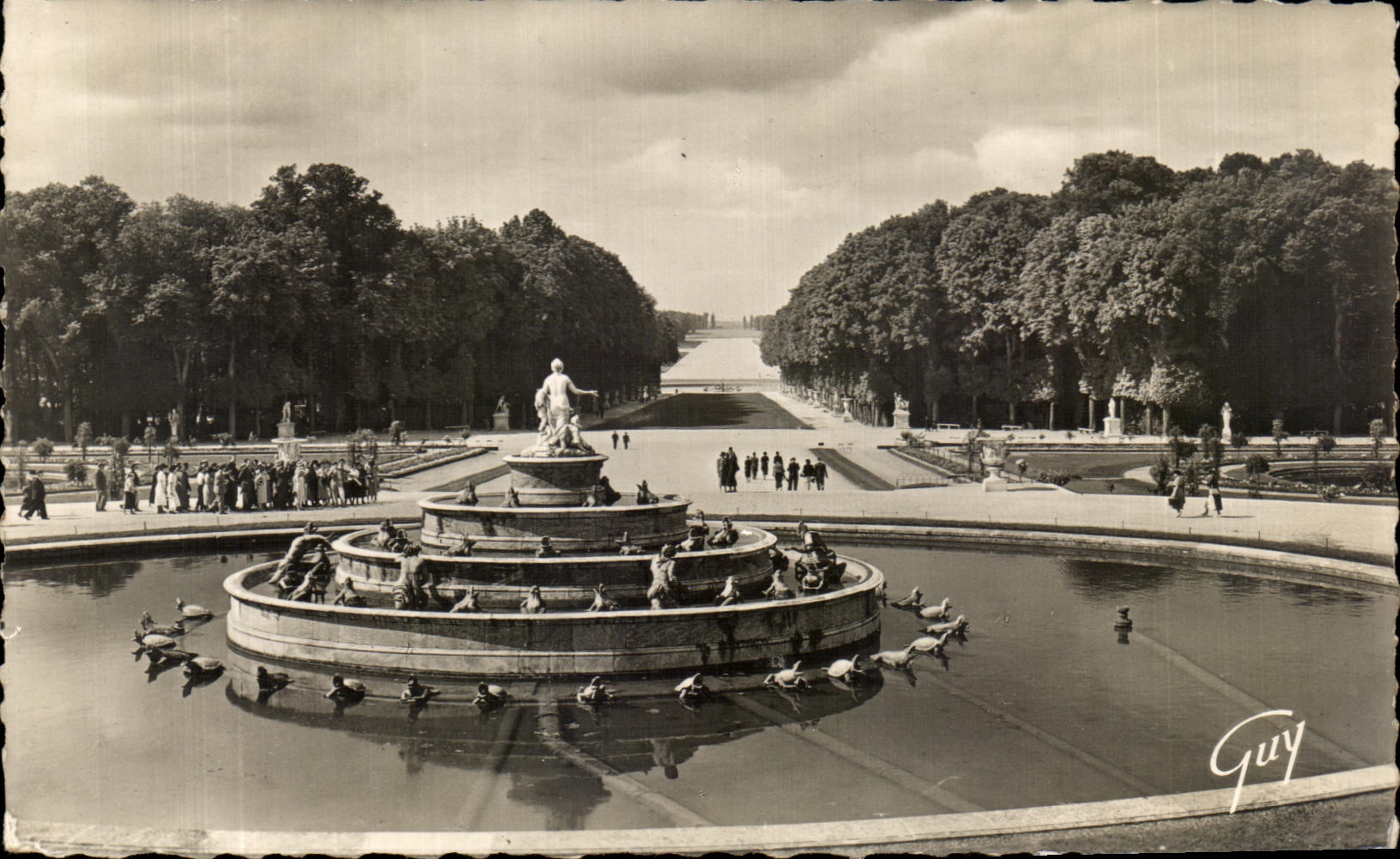 CPA Versailles And Its Wonders Park of the Castle the basin of Latone the green carpet and the large canal