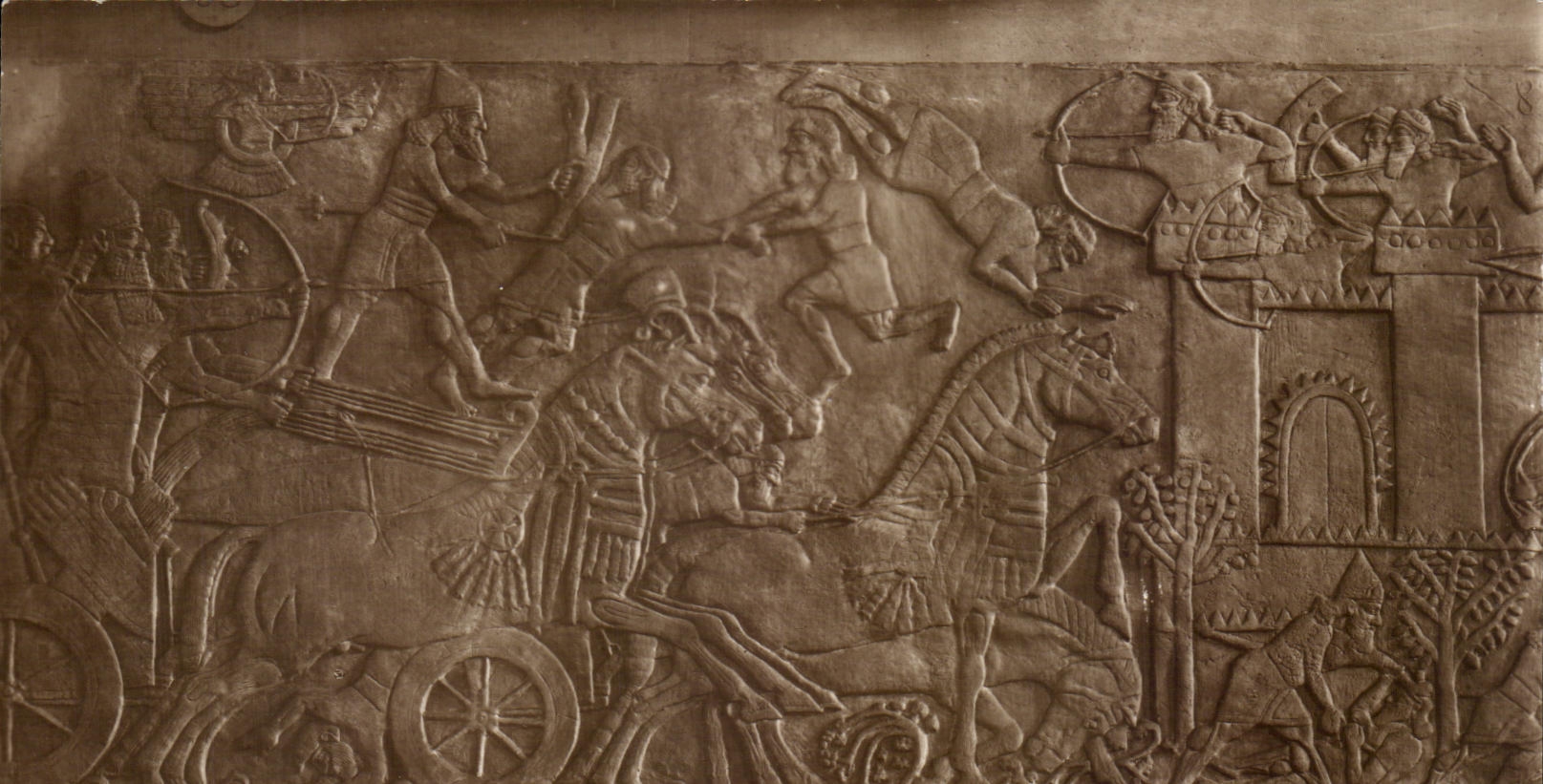 Antiguedades asiaticas del Louvre de CPA el rey en el su tanque delante de una ciudad del assiegee