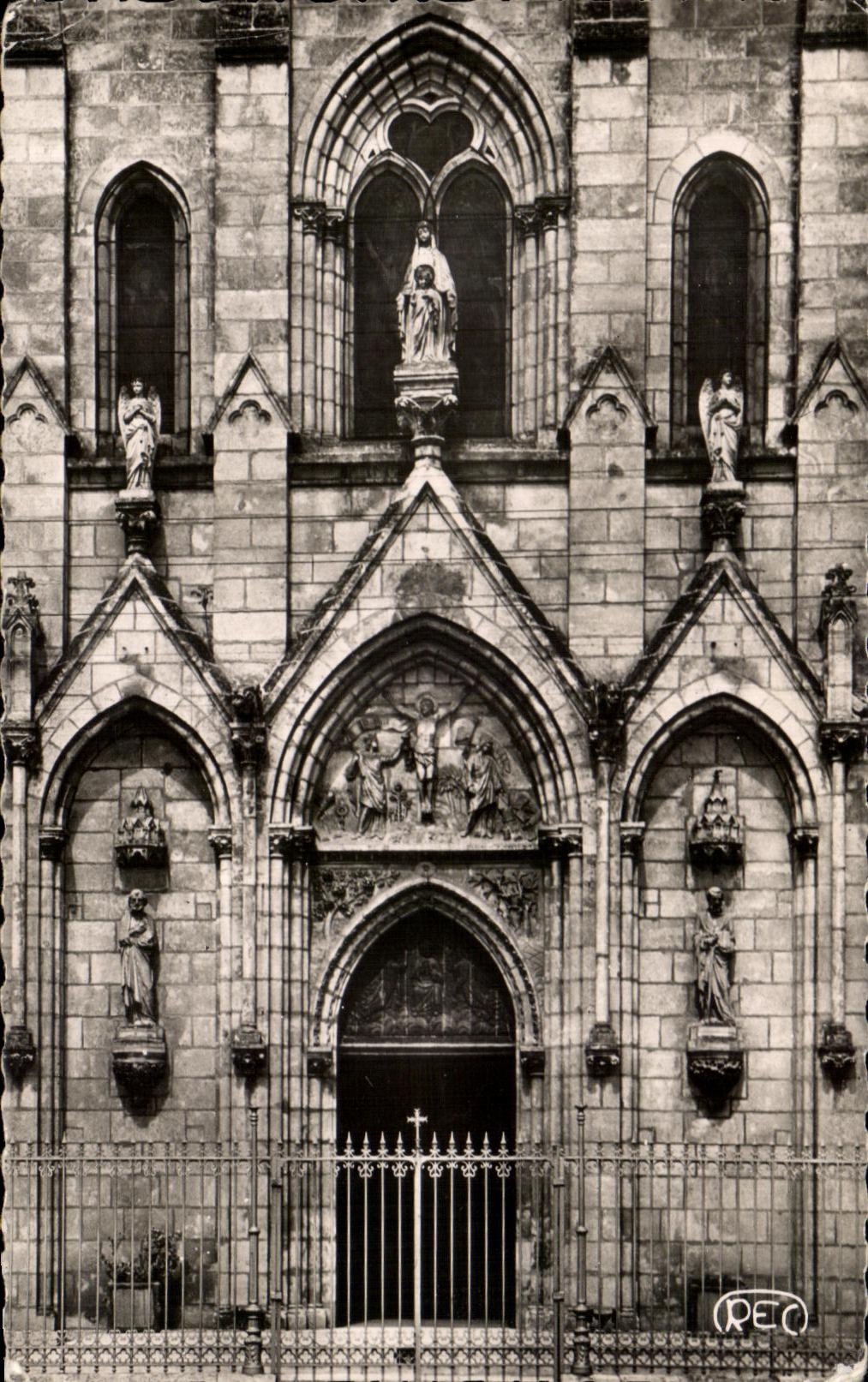 CPA Issoudun Pelerinage A Notre Dame Du Sacre Coeur Le Porche De La Basilique