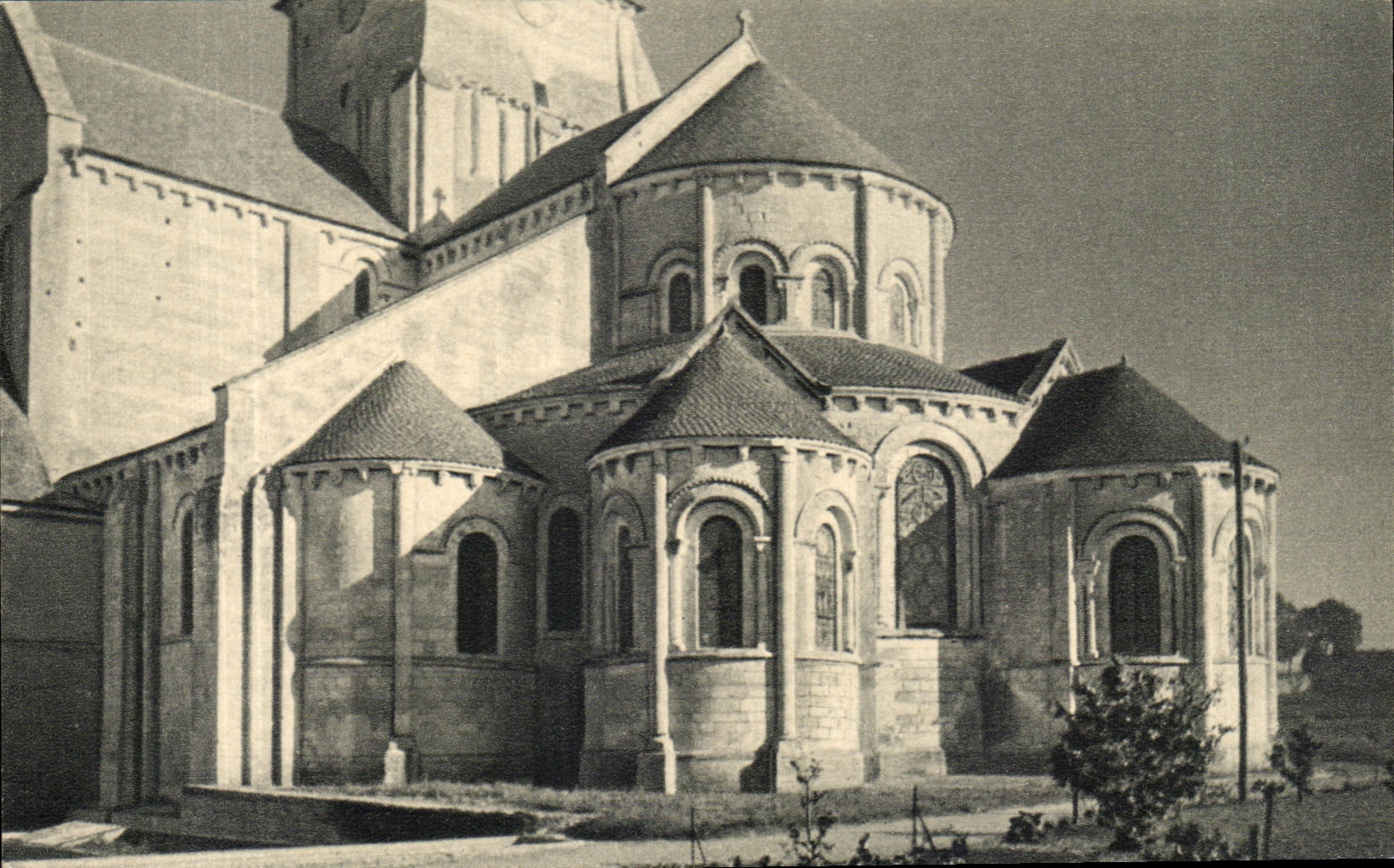 CPA Fontgombault the Apse of I' Abbey church