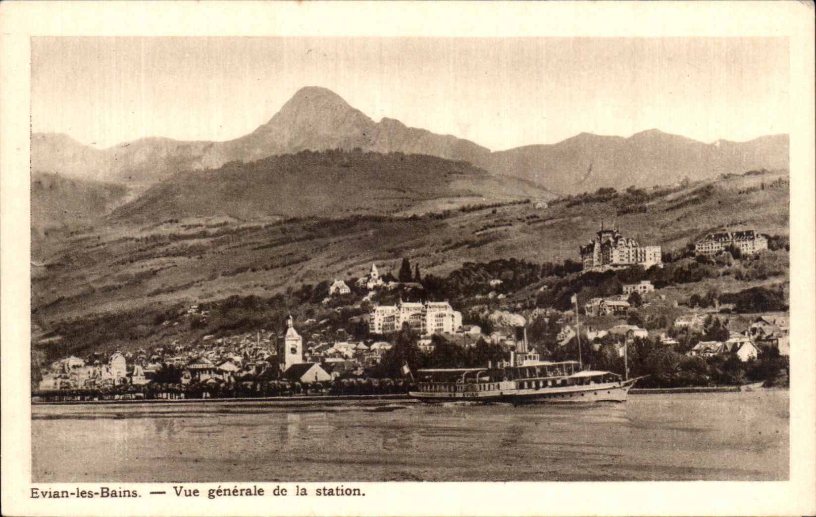 CPA Evian Les Bains View Of the Station Boat