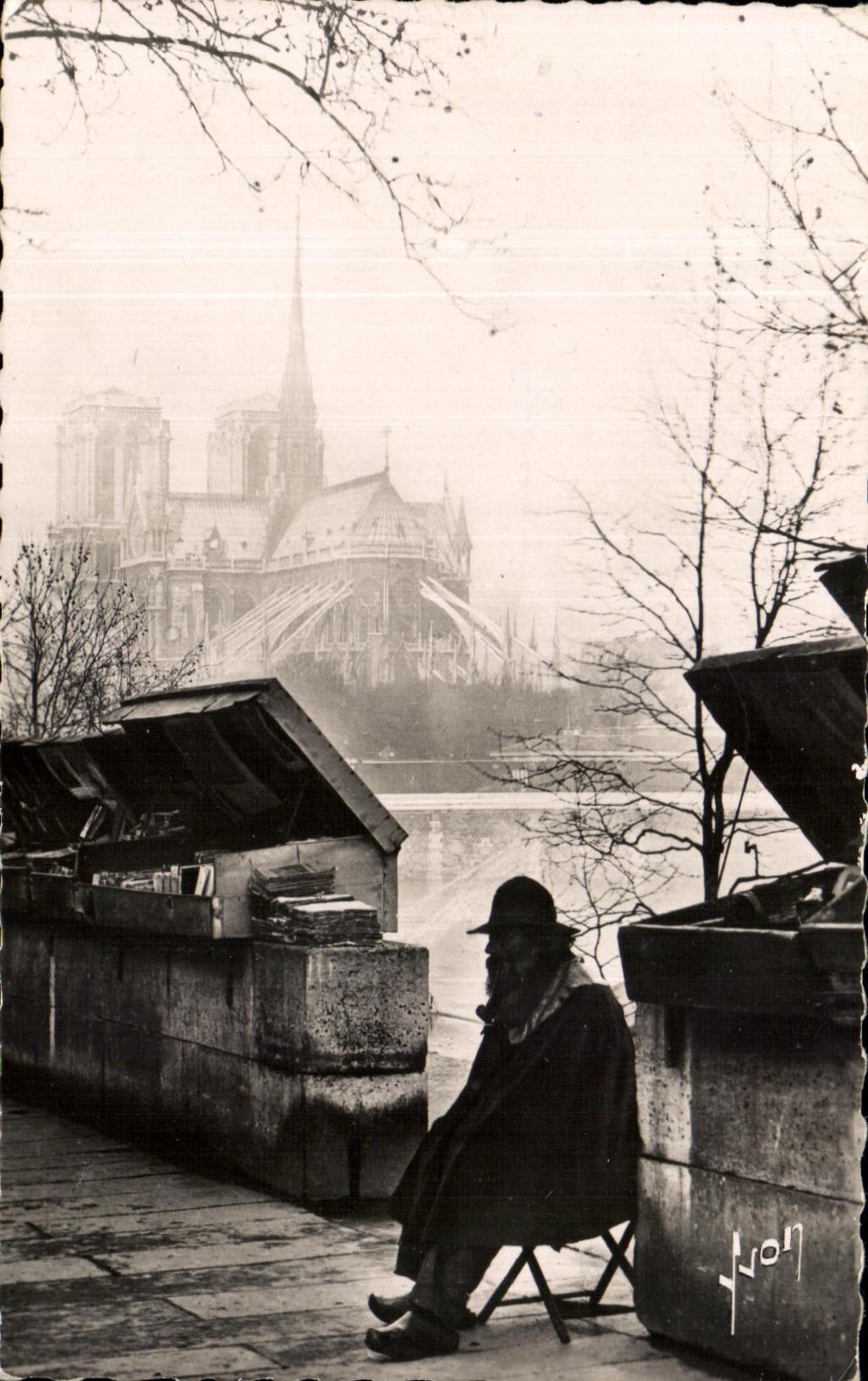 CPSM Paris While Strolling the Ancestor Of the Secondhand booksellers Quay Of the Small tower