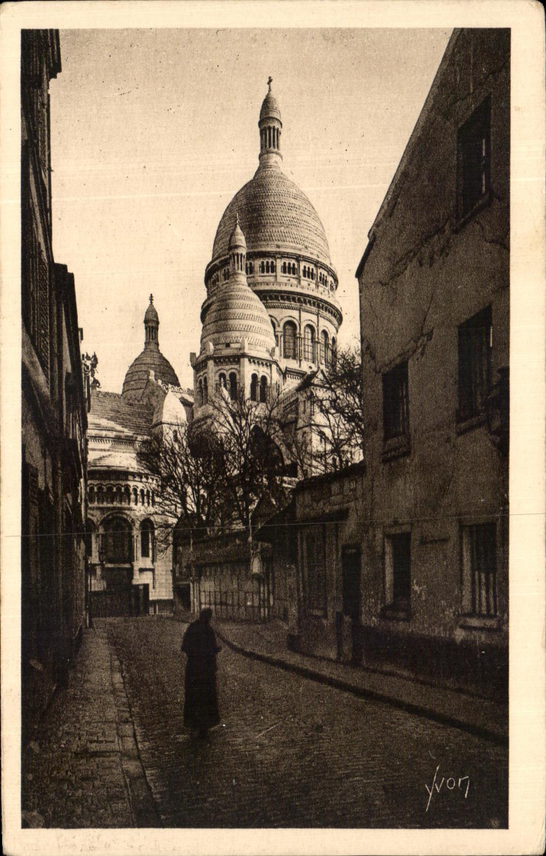CPA Paris While Strolling Montmartre the Basilica Seen Of the Street Of the Knight Of the Bar