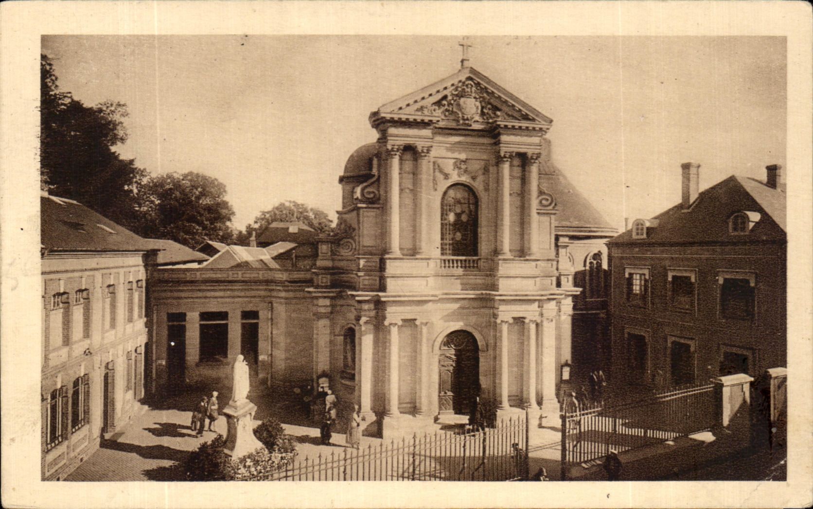 CPA La Chapelle of the Carmelite nuns of Lisienx the frontage