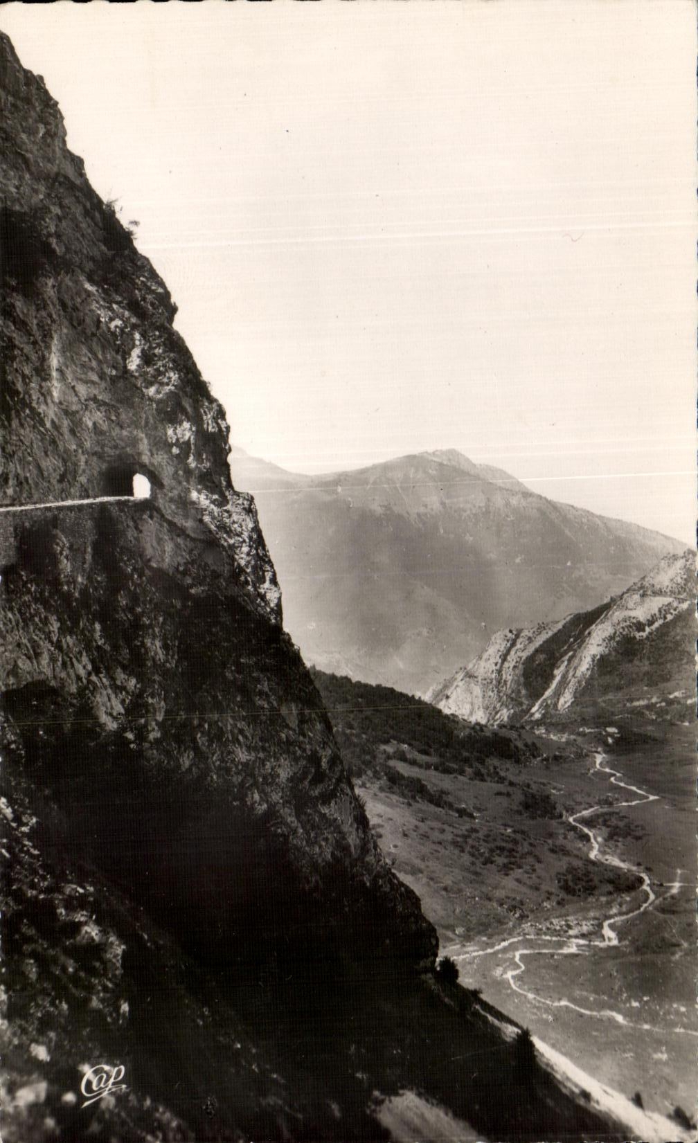 CPA Surroundings of Argeles the cliff Road of the Collar of Aubisque and the Valley
