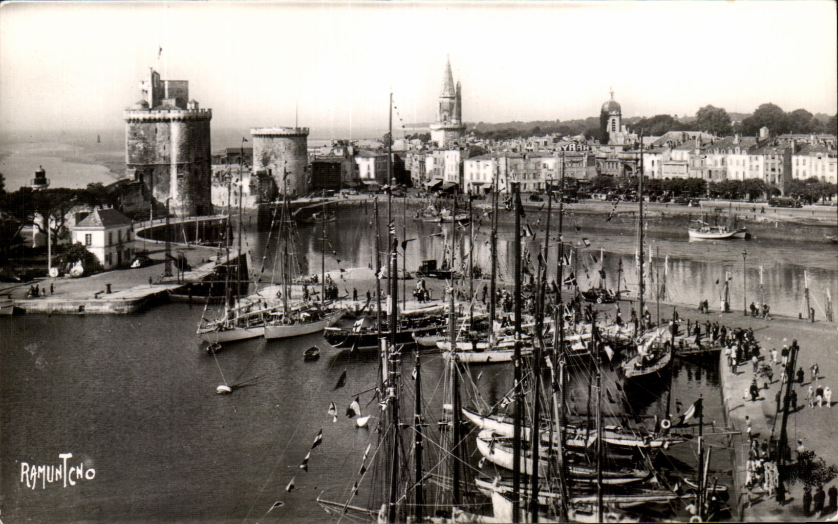Puerto de CPA del lavabo interno de La Rochelle y de los barcos secos del puerto