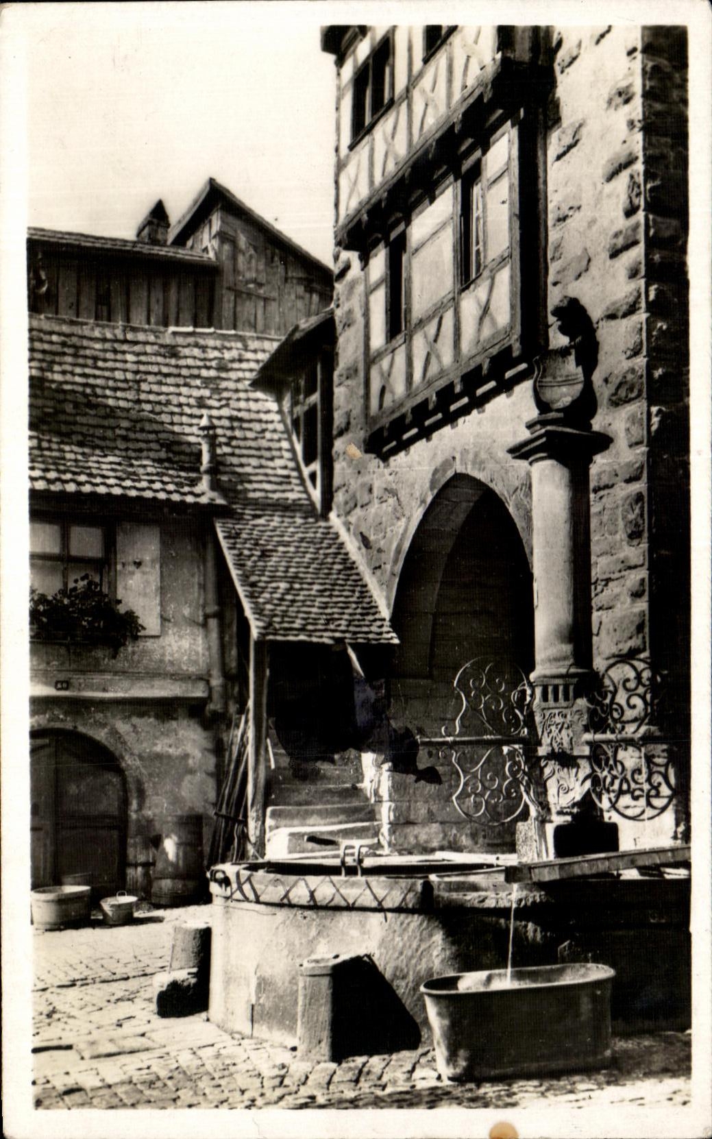 CPA Beautiful Alsace Riquewihr the fountain and the high door