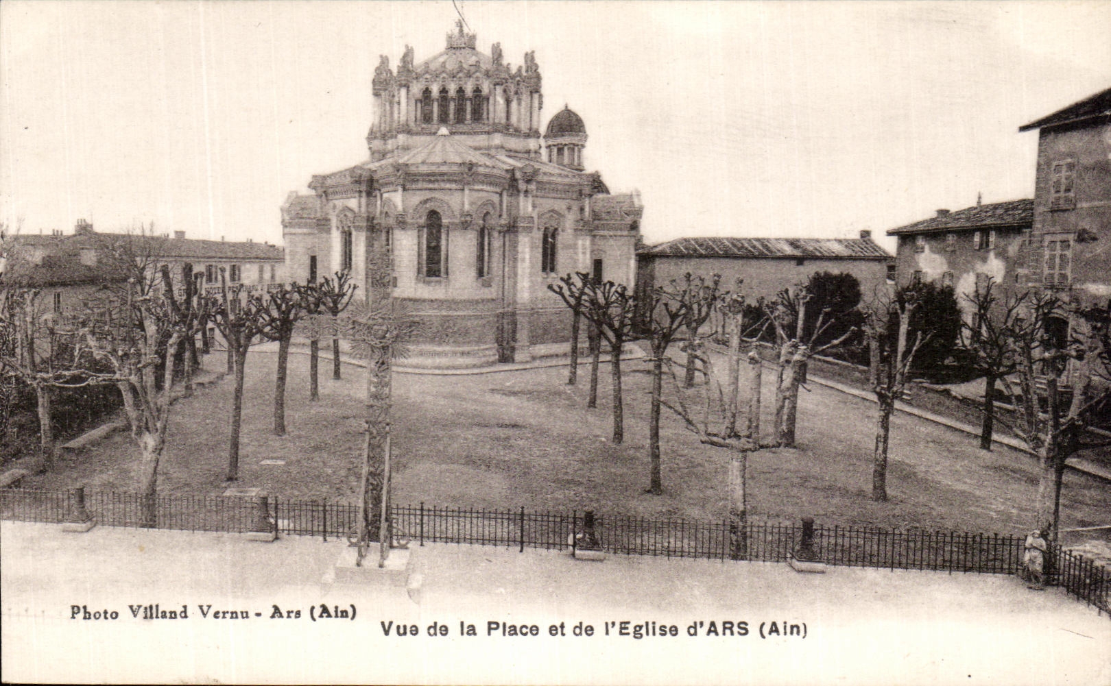 CPA Vue De La Place Et De l'Eglise d'Ars