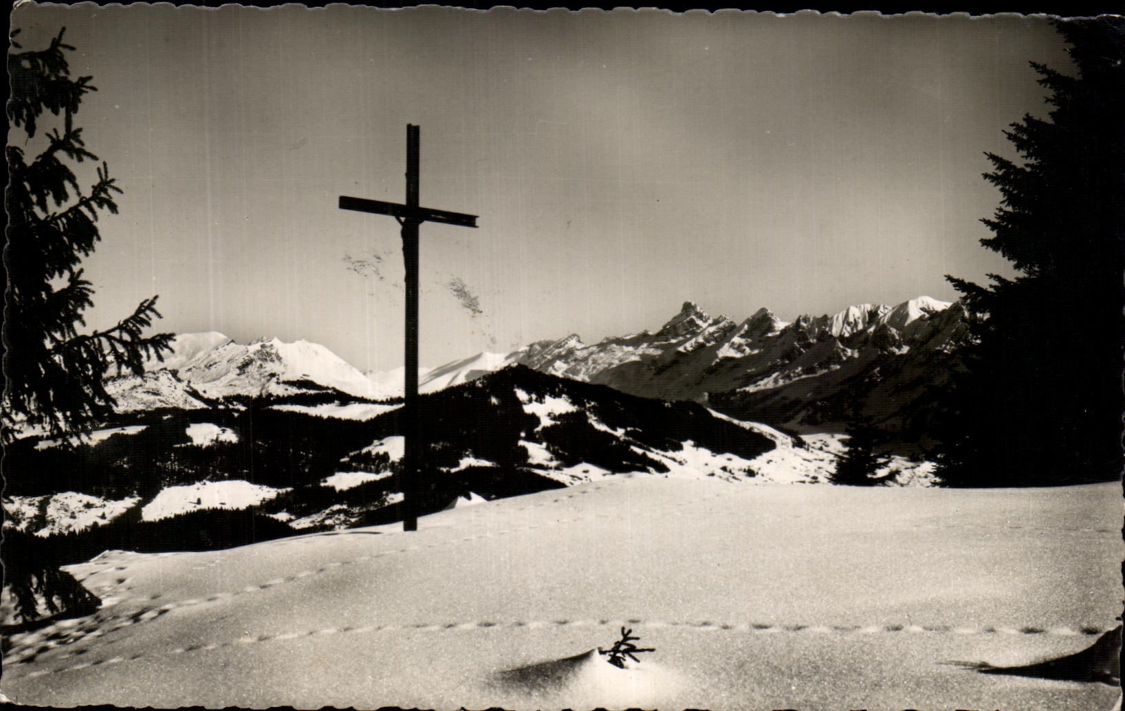 CPA La Clusaz la Chaine des Aravis vue de Beauregard