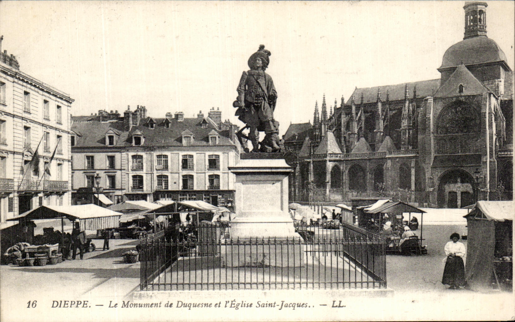 CPA Dieppe Monument De Duquesne y el santo Jacques de la iglesia ponen