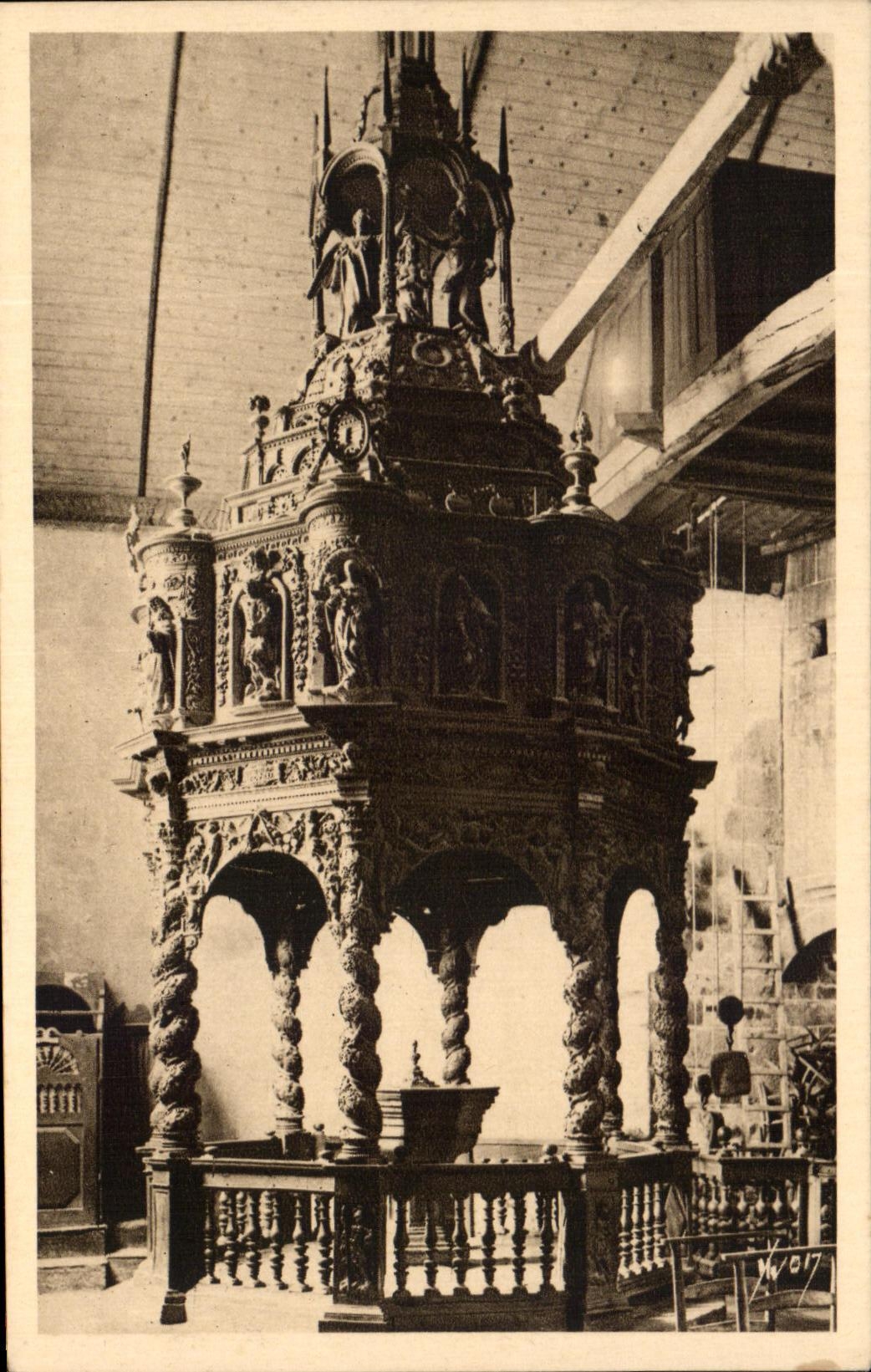 CPA Guimiliau Interieur de l'Eglise Le Baptistere