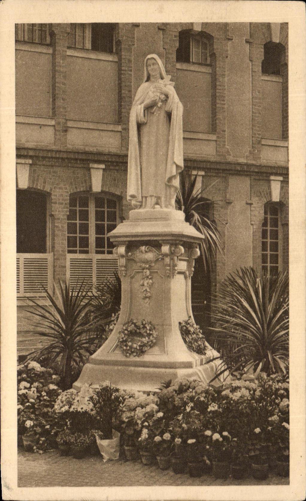CPA Statue of Sainte Therese of the Jesus Child the Lisieux court