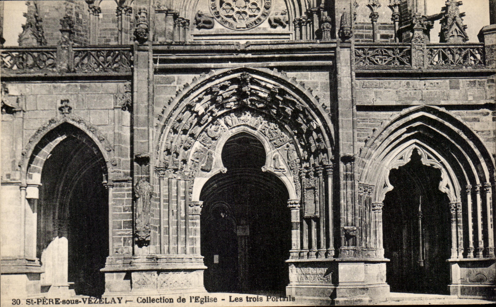 CPA St Father under Vezelay Collection of I' Eglise Three Gates