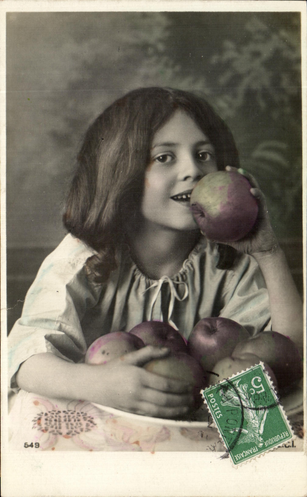 Consumicion del nino de la fantasia de CPA de manzanas