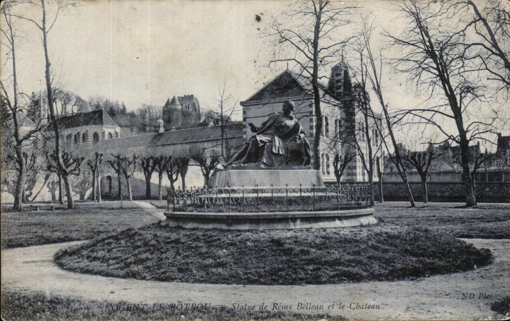 CPA Nogent Rotrou Statue of Remy Belleau and the Castle
