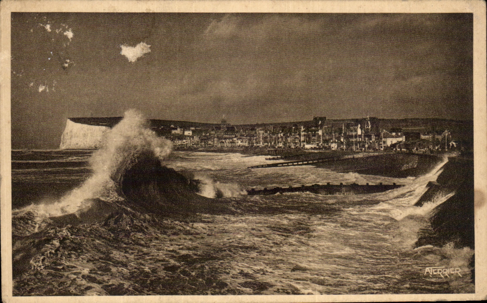 CPA Treport Have Seas of Paris Mers undergoes the Attack of the Waves