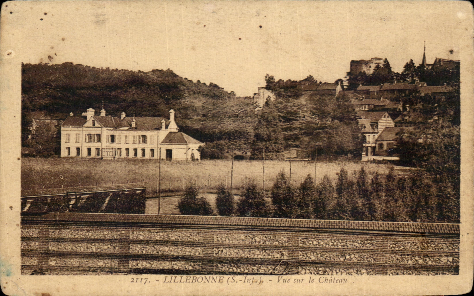 CPA Lillebonne Seen On the Castle
