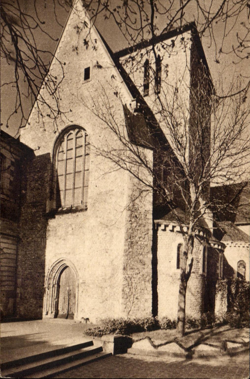 CPA Solesmes Entrance of the Abbey church of Pierre Saint